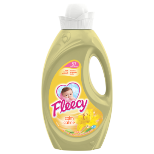 Adoucissant liquide Fleecy Calm, flacon jaune de 1,36 l avec logo bébé et fleur de lys, pour 57 lessives et une fraîcheur longue durée.