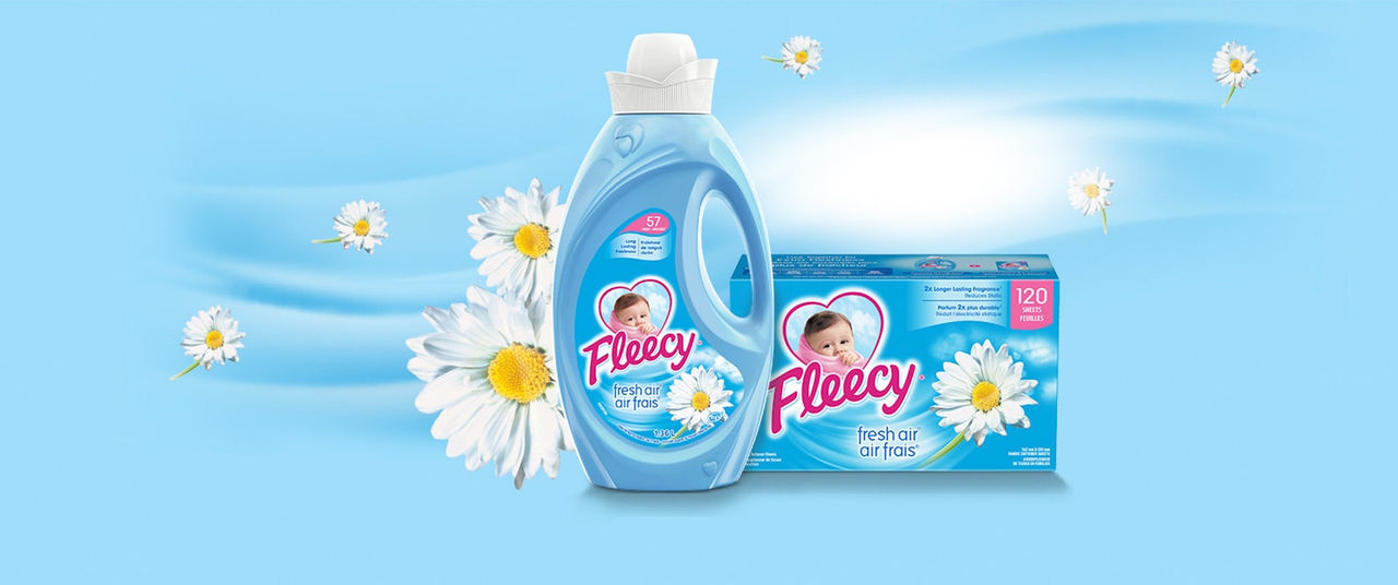 L'adoucissant liquide Fleecy Fresh Air et le paquet de 120 feuilles pour sèche-linge sur fond bleu orné de marguerites, pour une fraîcheur longue durée.