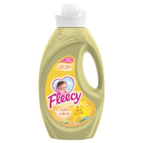 Adoucissant liquide Fleecy Calm, flacon jaune de 1,36 l avec logo bébé et fleur de lys, pour 57 lessives et une fraîcheur longue durée.