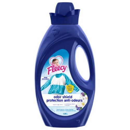 Adoucissant liquide Fleecy Odor Shield, 1,36 l, présenté dans un flacon bleu foncé orné d'un logo représentant un bébé, d'une chemise bleue et de fleurs blanches, pour une protection efficace contre les odeurs tenaces.