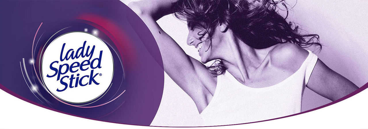 Logo de Lady Speed Stick avec une femme souriante levant le bras dans une publicité de désodorisant aux tons violets.