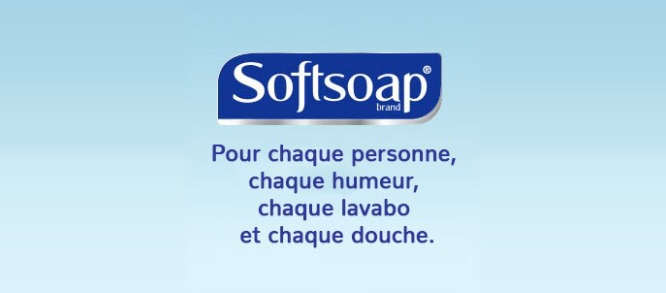 Logo de Softsoap au-dessus du texte : Pour tout le monde et pour chaque humeur, chaque lavabo et chaque douche, sur un fond dégradé bleu clair.