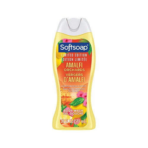 Vue de face d'un flacon de 20 onces liquides de gel douche hydratant Softsoap, édition limitée « Amalfi Orchards ». L'étiquette représente une scène d'orangeraie méditerranéenne, avec des orangers, des pots en terre cuite et des fleurs blanches, sur fond de paysage côtier.