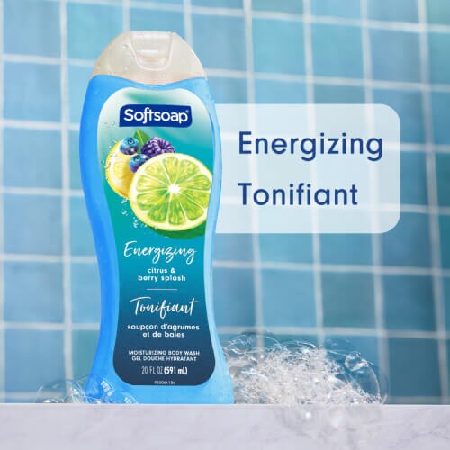 Vue de face d'une bouteille de 591 ml (20 oz liq.) de nettoyant hydratant pour le corps Softsoap Agrumes énergisants et Éclat de baies. L'étiquette présente des illustrations éclatantes d'une tranche de lime, de bleuets et d'une mûre.