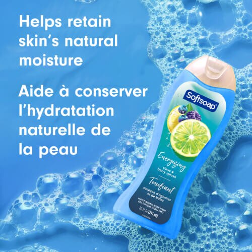 Le flacon de gel douche Softsoap flotte dans une eau bleue limpide, parsemée de mousse blanche. Le texte superposé indique « Aide à conserver l’hydratation naturelle de la peau » et « Helps retain skin’s natural moisture ».