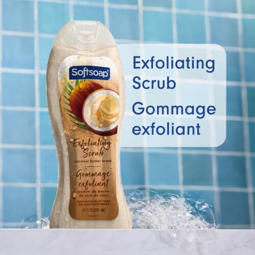 Un flacon de gommage exfoliant au beurre de noix de coco Softsoap dans une douche aux carreaux bleus, entouré de bulles. Le texte, en anglais et en français, indique : « Exfoliating scrub », « Gommage exfoliant ».
