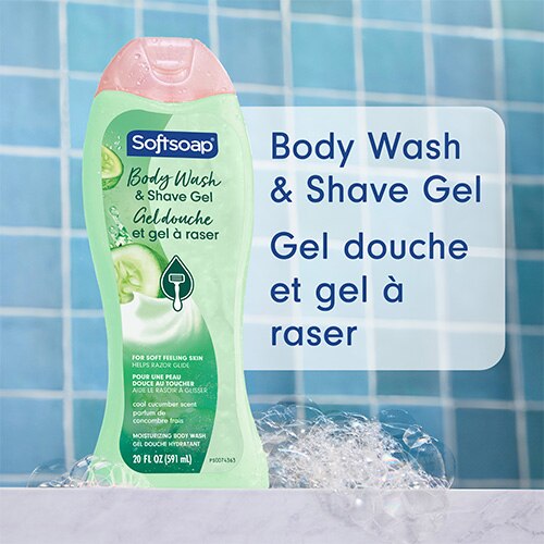 Flacon de gel douche et gel à raser Softsoap « Cool Cucumber », placé dans une salle de bain aux tons bleus. Texte en anglais et en français : Body Wash & Shave Gel, Gel douche et gel à raser.