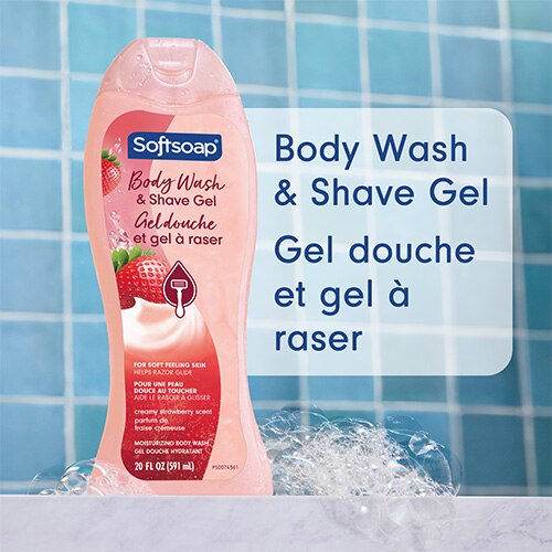 Flacon de gel douche et gel à raser Softsoap « Creamy Strawberry », placé dans une salle de bain. Texte en anglais et en français : Gel douche et gel à raser.