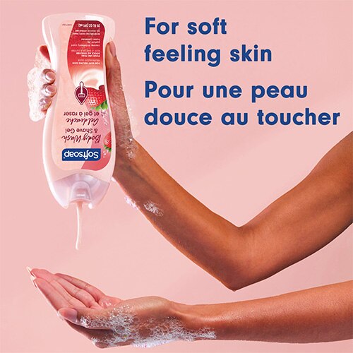 Du savon liquide Softsoap rose et crémeux est versé dans une main pour illustrer sa formule hydratante. Texte en anglais et en français : Pour une peau douce au toucher.
