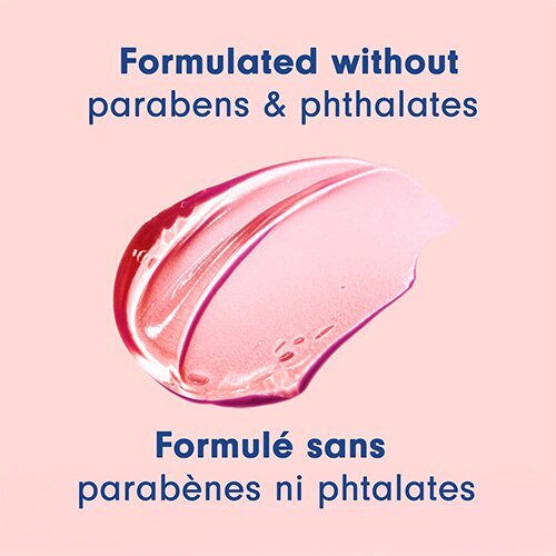 Une trace de gel douche rose translucide est présentée sur un fond rose pâle. Un texte situé au-dessus et en dessous du gel indique : « Formulated without parabens & phthalates » et « Formulé sans parabènes ni phtalates ».