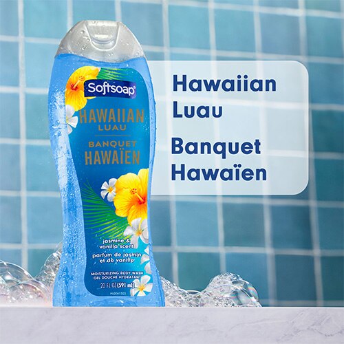 Du savon liquide Softsoap, d'un blanc crémeux, est versé dans une main pour illustrer sa formule hydratante 2-en-1. Texte en anglais et en français : Pour une peau douce au toucher.