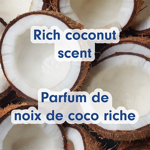 Plusieurs noix de coco fraîches, coupées en deux, laissant apparaître la chair blanche. Texte en anglais et en français : Rich coconut scent, Parfum de noix de coco riche.
