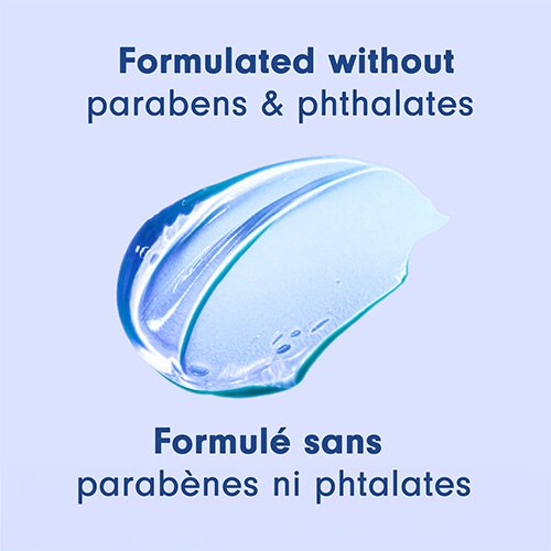 Une personne souriante sous une douche aux carreaux bleus, se lavant l'épaule avec une mousse onctueuse. Texte en anglais et en français : Gel douche hydratant, pH équilibré.