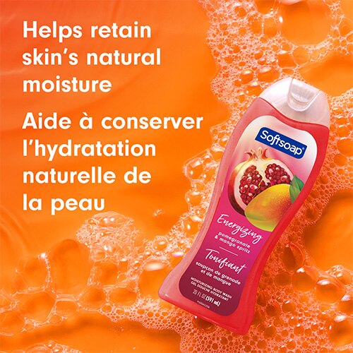 Bouteille Softsoap Pomegranate et Mango Spritz sur fond orange savonneux. Le texte en anglais et en français se lit comme suit : Aide à conserver l’hydratation naturelle de la peau.