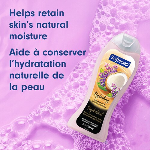 Flacon de savon doux posé sur de l'eau violette mousseuse. Texte en anglais et en français : Aide à conserver l’hydratation naturelle de la peau.