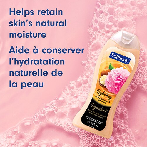 Flacon de savon doux immergé dans une eau rose pâle aux bulles blanches. Inscription : « Aide à conserver l’hydratation naturelle de la peau ».