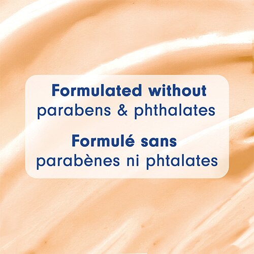 Gros plan sur la texture crémeuse et beige d'un savon. Texte en surimpression : « Formulé sans parabènes ni phtalates ».