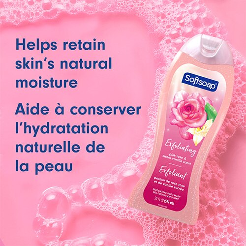 Le flacon de savon Softsoap Rose Rose et Vanille Douce est présenté de biais, entouré de mousse rose. On peut lire sur le texte : « Aide à conserver l’hydratation naturelle de la peau ».