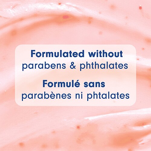 Un gros plan macro sur la texture lisse, rose et crémeuse du nettoyant pour le corps. Un encadré au centre indique : « Formulated without parabens & phthalates », ainsi que sa traduction française : « Formulé sans parabènes ni phtalates ».