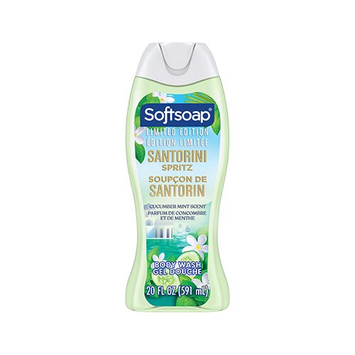 Vue de face d'un flacon de 20 onces liquides du gel douche hydratant Softsoap Santorini Spritz. L'étiquette représente un village côtier méditerranéen aux bâtiments surmontés de dômes bleus, ainsi que des myrtilles et des agrumes à la bergamote.