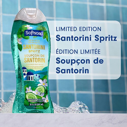 Flacon Softsoap Santorini Spritz dans une douche aux carreaux bleus, avec des bulles. Le texte, en anglais et en français, indique : Limited Edition, Édition Limitée.