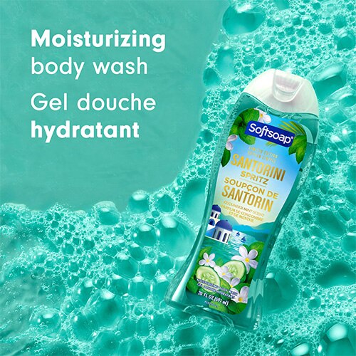 Le flacon Softsoap Santorini Spritz reposant sur un lit de bulles d'eau de couleur sarcelle. Un texte sur la gauche met en évidence les mentions « Moisturizing body wash » et « Gel douche hydratant ».