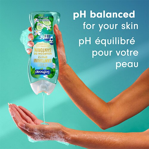 Une personne verse le gel douche transparent turquoise du flacon dans sa main. Le fond est uni turquoise. Le texte à droite indique « pH équilibré pour votre peau ».