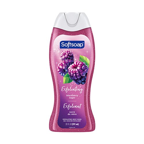 Vue de face d'une bouteille de 20 onces liquides (591 ml) du nettoyant corporel exfoliant Softsoap, parfum Sucre de mûre. La bouteille violette et translucide laisse apparaître les billes exfoliantes. L'étiquette comporte du texte en anglais et en français : « Exfoliating blackberry sugar » et « Exfoliant sucre de mûre ».