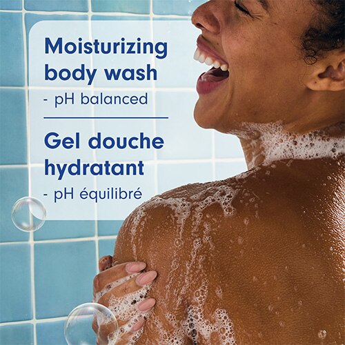 Une femme souriante sous la douche, le corps recouvert de mousse. Un texte en surimpression indique : « Gel douche hydratant – pH équilibré ».