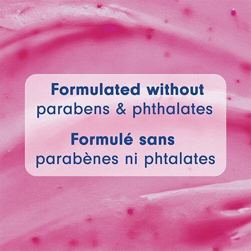 Arrière-plan macro d'une texture de gel exfoliant rose. Un encadré central indique : « Formulated without parabens & phthalates » et « Formulé sans parabènes ni phtalates ».