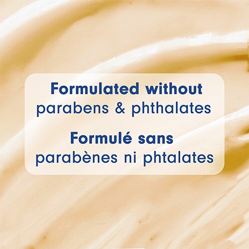 Une vue macro de la texture crémeuse, lisse et d'un beige doré du nettoyant pour le corps. Un encadré au centre indique : « Formulated without parabens & phthalates » et « Formulé sans parabènes ni phtalates ».
