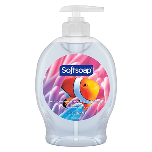 Vue avant d'une bouteille transparente de savon liquide pour les mains Softsoap Aquarium, avec une étiquette ronde illustrant un poisson-clown orange.