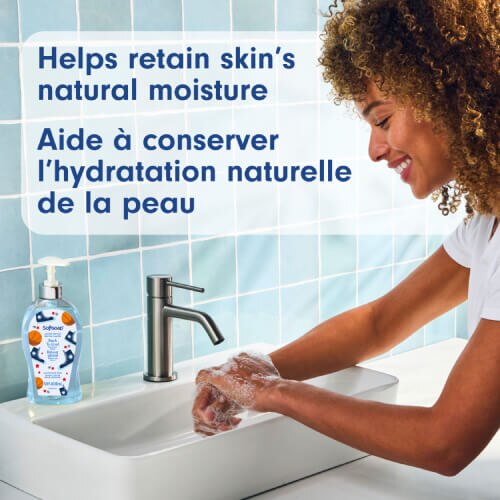 Femme se lavant les mains. Texte : "Helps retention skin’s natural Moisture / Aide à conserver l’hydratation naturelle de la peau."