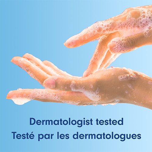 Un fond bleu vif entouré de bulles de savon transparentes avec le texte : « Paraben free and formulated without phthalates / Sans parabènes et formulé sans phtalates ».