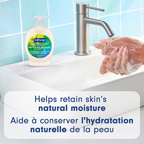 Bouteille Softsoap sur un lavabo blanc à côté du robinet, avec des mains qui moussent. Texte : « Aide à conserver l'hydratation naturelle de la peau ».
