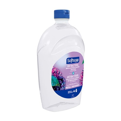 Recharge de savon liquide antibactérien Softsoap de 1,47 L au parfum de mûre, bouteille transparente avec bouchon bleu.